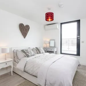 https://2-bedroom-penthouse-large-balcony-minster-view.yorkshirehotels.net